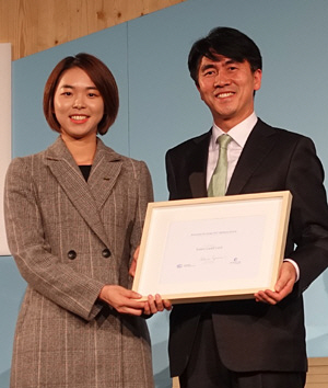남광희(오른쪽) 한국환경산업기술원장이 15일 독일 본에서 열린‘2017 유엔 기후 솔루션 어워즈’에서 정보통신기술(ICT) 활용 부문 우수 사례로 ‘그린카드’가 선정돼 상패를 받은 뒤 포즈를 취하고 있다.  한국환경산업기술원 제공
