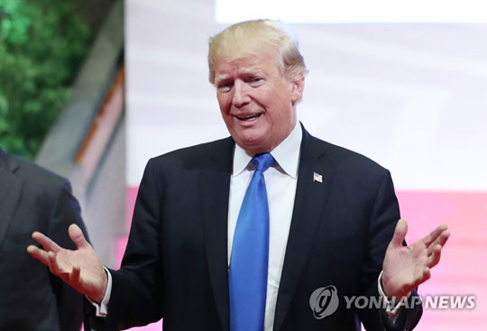 (마닐라=연합뉴스) 도널드 트럼프 미국 대통령이 14일(현지시간) 마닐라 필리핀국제컨벤션센터(PICC)에서 오찬을 마친 뒤 동아시아정상회담(EAS) 회담장 앞에서 대기 중이던 기자단에게 예고없이 아시아 순방 소감을 말하고 있다