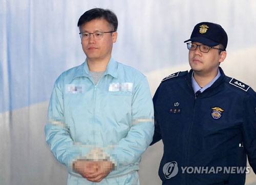 (서울=연합뉴스) ‘비선 실세’ 최순실씨에게 청와대 기밀 문건을 유출한 혐의로 기소된 정호성 전 청와대 부속비서관이 15일 오후 서울 서초구 서울중앙지방법원에서 열리는 1심 선고 재판에 출석하기 위해 호송차에 내려 법정으로 향하고 있다.