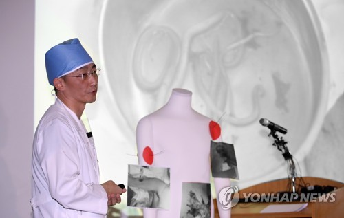 (수원=연합뉴스) 15일 오후 경기도 수원 아주대병원에서 이국종 교수가 총상을 입은 채 귀순한 북한군 병사의 수술결과 및 환자 상태에 대한 브리핑을 하고 있다. 2017.11.15