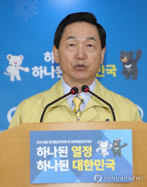 (서울=연합뉴스) 김상곤 사회부총리 겸 교육부 장관이 15일 오후 서울 광화문 정부서울청사에서 2018학년도 대학수학능력시험 연기를 발표하고 있다. 교육부는 이날 오후 포항 지진과 관련해 긴급대책회의를 열고 수능을 1주일 연기해 23일에 치르기로 결정했다.