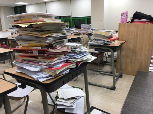 (서울=연합뉴스) 16일 예정됐던 대학수학능력시험이 연기가 뒤늦게 발표된 15일 오후 서울 노량진 학원가에 수험생들이 버린 수험서들이 쌓여 있다.
