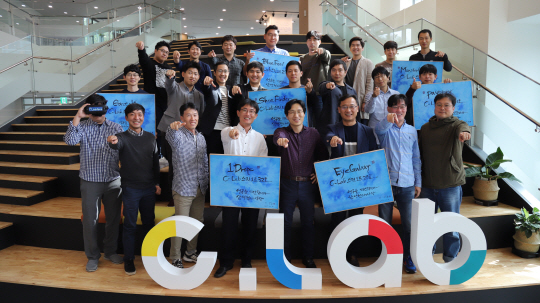 서울 관악구 봉천동 삼성전자 사내 벤처 육성 프로그램인 C랩 전용 공간 ‘C랩 스퀘어’에서 새롭게 창업에 도전하는 임직원이 힘차게 구호를 외치고 있다.  삼성전자 제공
