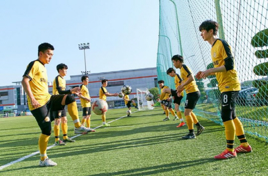 삼성 디지털시티 축구장에서 축구동호회인 ‘티키타카’ 회원들이 축구 연습을 하고 있다. 삼성전자 제공