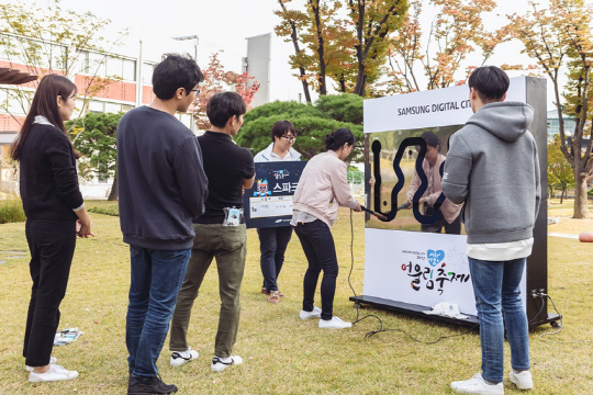 최근 삼성전자 수원사업장인 ‘삼성 디지털시티’에서 열린 한가족 축제에서 임직원이 게임을 즐기고 있다.
