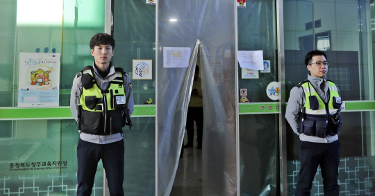 경북 포항 지진 여파로 대학수학능력시험이 일주일 연기된 16일 오전 충북 청주시 서원구 청주교육지원청에 마련된 수능 문답지 보관 장소에 경찰관이 경비를 서고 있다.   연합뉴스