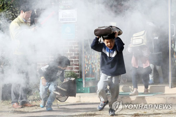 (광주=연합뉴스) 16일 오전 광주 북구 중흥어린이집에서 광주 북구청 재난안전팀 지도로 원생들이 지진 대비 훈련을 하고 있다.