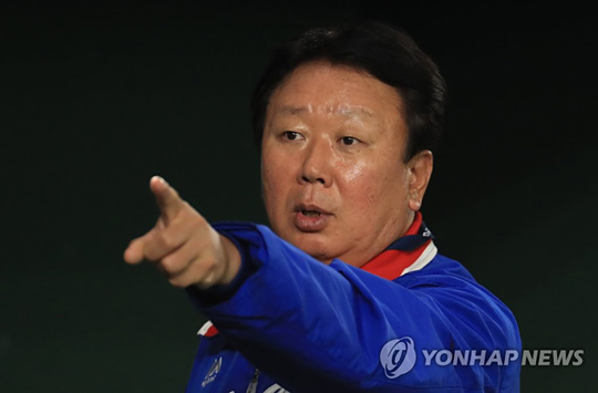 (도쿄=연합뉴스) 15일 오후 일본 도쿄돔에서 열린 아시아프로야구챔피언십(APBC) 한국대표팀 훈련에서 선동열 감독이 훈련을 지시하고 있다.