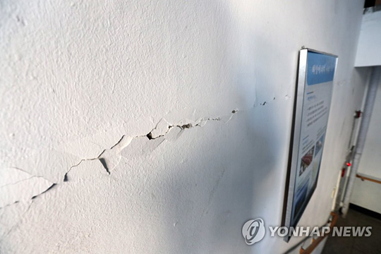 (포항=연합뉴스) 규모 5.4 지진이 발생한 지 하루가 지난 16일 오전 경북 포항시 북구 포항고등학교 벽에 금이 가 있다.