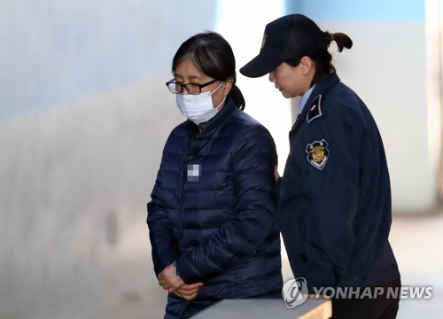 (서울=연합뉴스) 오는 19일 자정, 2차 구속기간이 끝나는 ‘비선실세’ 최순실 씨가 16일 오후 서초구 서울중앙지방법원에서 열린 3차 구속기간 연장에 관한 심문 절차에 출석하기 위해 호송차에서 내려 법정으로 향하고 있다. 2017.11.16