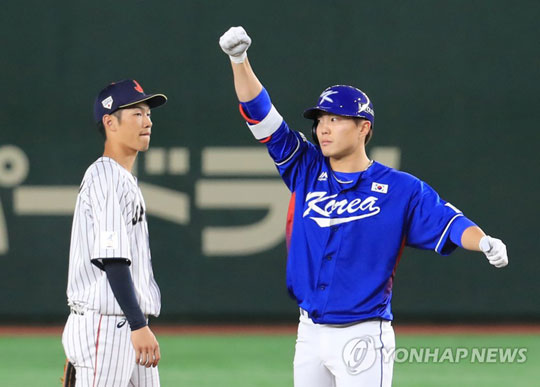 (도쿄=연합뉴스) 16일 오후 일본 도쿄돔에서 열린 아시아프로야구챔피언십(APBC) 한국과 일본의 경기. 한국 류지혁이 연장 승부치기 10회초 1사 1,2루서 좌중월 2루타 1타점을 올리고 환호 하고 있다. 2017.11.16