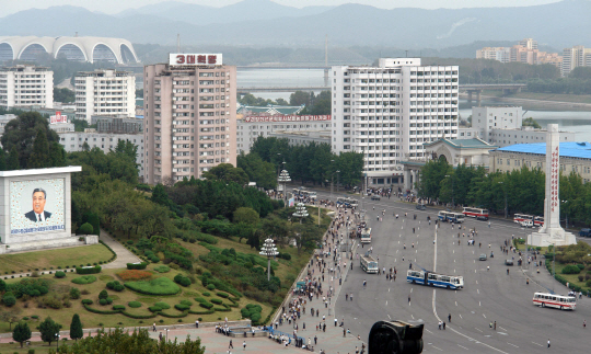 거리 곳곳에 체제를 옹호하는 구호가 적혀 있는 평양 시내.  자료사진