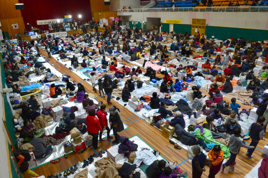 경북 포항시 북구 흥해 실내체육관이 16일 이재민들로 붐비고 있다.