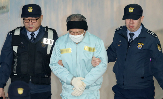 김기춘 전 청와대 비서실장이 방한복에 헤어밴드와 마스크를 쓰고 목장갑을 낀 채 16일 서울 서초동 서울고등법원에서 열린 ‘문화계 블랙리스트’ 항소심 5차 공판에 출석하고 있다. 뉴시스