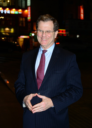 2일 오후 7시 데이비드 해리스 미국유대인위원회 대표가 문정인 청와대 통일외교안보특보, 임성남 외교차관 등 국내 주요 인사와의 회동을 마친 뒤 환하게 웃으며 숙소로 들어서고 있다.  김선규 기자 ufokim@