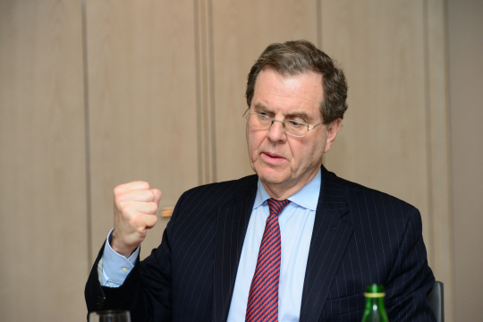 데이비드 해리스 미국유대인위원회 대표가 2일 서울 광화문 포시즌스 호텔에서 문화일보와 인터뷰를 진행하며 북한과 이란의 ‘핵 커넥션’에 대해 심각한 표정으로 설명하고 있다. 그는 “평양과 테헤란의 핵 커넥션에 대해서는 미국은 물론 한·중·일 모두가 우려하고 있다”고 전했다.  김선규 기자 ufokim@