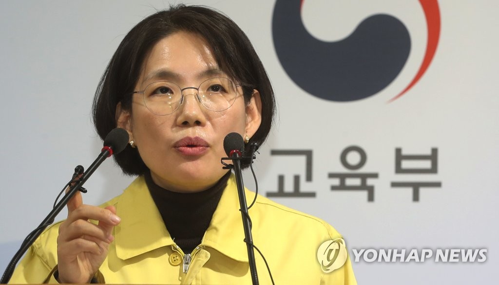 박춘란 교육부 차관이 17일 오후 정부세종청사 14-1동 브리핑 룸에서 2018학년도 대학수학능력시험 연기 관련 후속조치를 발표하며 “부정행위 예방을 위해 동일 시험장(학교 단위) 내 시험실(교실 단위)을 교체하도록 할 것”이라고 말하고 있다.