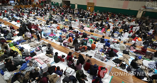 (포항=연합뉴스) 포항시 북구 흥해읍 흥해실내체육관이 이재민들로 붐비고 있다.