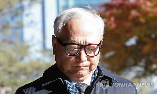 (서울=연합뉴스) \청와대에 수십억 원대 특수활동비를 상납한 혐의로 구속영장이 청구됐다가 기각된 이병호 전 국정원장이 19일 오후 재소환돼 서초구 서울중앙지검으로 들어서고 있다.
