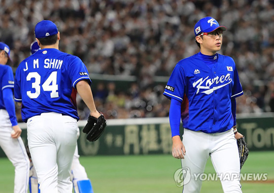 (도쿄=연합뉴스) 19일 오후 일본 도쿄돔에서 열린 아시아프로야구챔피언십(APBC) 결승전 한국과 일본의 경기. 한국의 박세웅이 4회말 무사 1,3루서 심재민과 교체되며 아쉬워하고 있다.