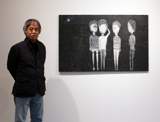 오세열 화백이 최근작인 인물화 ‘무제(80×130㎝)’ 앞에서 포즈를 취했다. ‘인물’은 오세열의 40년 작품 세계를 관통하는 커다란 주제다. 학고재 갤러리 제공