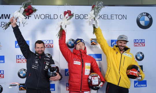 19일(한국시간) 미국 유타주 파크시티에서 열린 2017∼2018시즌 IBSF 월드컵 2차 대회 시상식에서 우승을 차지한 스켈레톤의 윤성빈(가운데)이 2위 마르틴스 두쿠르스(왼쪽), 3위 악셀 융크(오른쪽)와 함께 포즈를 취하고 있다.  IBSF 트위터 캡처