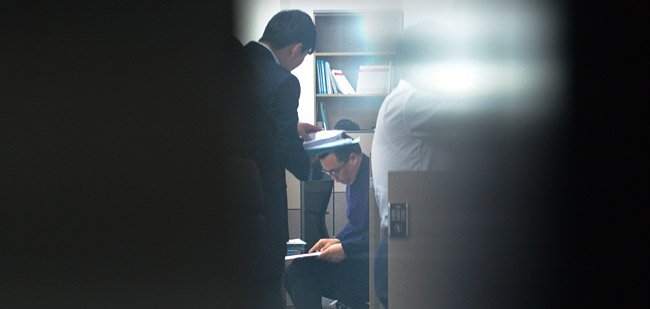 20일 검찰이 국가정보원 특수활동비 1억 원을 받은 혐의를 받고 있는 최경환 자유한국당 의원의 국회 의원회관 사무실에서 압수수색을 하고 있다.