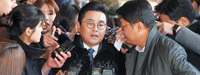 한국e스포츠협회를 통해 롯데홈쇼핑으로부터 뇌물을 챙긴 혐의를 받고 있는 전병헌 전 청와대 정무수석이 20일 오전 피의자 신분으로 서울중앙지검에 소환되면서 기자들의 질문을 받고 있다.