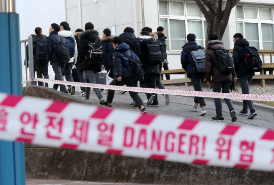 경북 포항고 학생들이 지진 휴교가 끝난 20일 오전 등교하고 있다.   연합뉴스