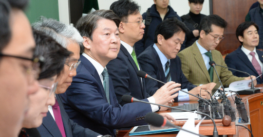 안철수(왼쪽 네 번째) 국민의당 대표가 20일 오전 국회에서 열린 최고위원회의에서 모두발언을 하고 있다.