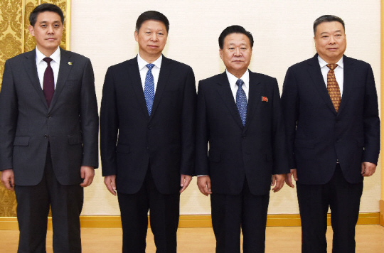 시진핑 중국 국가주석의 대북 특사 쑹타오(왼쪽 두 번째) 공산당 대외연락부장이 지난 17일 북한 평양을 방문, 최룡해(오른쪽 두 번째) 북한 노동당 부위원장과 만나 기념촬영을 하고 있다.  연합뉴스