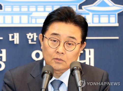 (서울=연합뉴스) 한국e스포츠협회의 자금 유용 의혹 사건과 관련해 검찰의 소환 조사를 앞둔 전병헌 청와대 정무수석이 지난 16일 청와대에서 “저는 오늘 대통령님께 사의를 표명했다”며 입장을 밝히고 있다. 2017.11.16