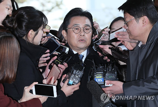 (서울=연합뉴스) 전병헌 전 청와대 정무수석비서관이 한국e스포츠협회를 통해 롯데홈쇼핑으로부터 3억원의 뇌물을 챙긴 혐의(제3자 뇌물수수)로 20일 오전 서울 서초구 서울중앙지검에 출석하고 있다.