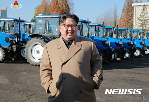 【서울=뉴시스】북한 김정은 국무위원장이 금성뜨락또르(트랙터)공장을 찾아 현지지도했다고 조선중앙TV가 15일 보도했다. 11일만에 공개행보에 나선 김 위원장은 신형 천리마-804호 트랙터를 시찰하며 생산공정 자동화 등 공장 시설 현대화 공사를 지시했다고 조선중앙TV는 전했다. 2017.11.15. (사진=조선중앙TV 캡처)