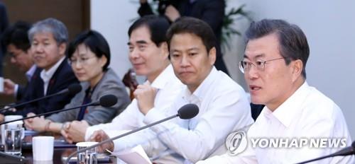 (서울=연합뉴스) 문재인 대통령이 20일 오후 청와대 여민관에서 열린 수석보좌관회의에서 수석보좌진과 함께 웃음 짓고 있다. 오른쪽부터 문 대통령, 임종석 비서실장, 주영훈 경호처장, 조현옥 인사수석, 김수현 사회수석.