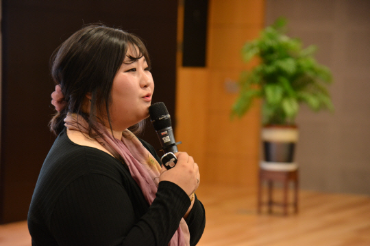 이소희 농산물브랜드 ‘소담’ 대표가 ‘도농상생 2017 활성화방안 심포지엄’에서 ‘자연과 아이들을 사랑하는 유기농 처녀농부 스토리’ 사례발표를 하고 있다.