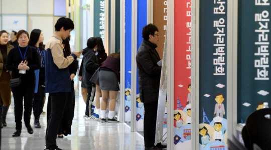 최악의 취업난이 계속되는 가운데 21일 오전 서울 서초구 양재동 aT센터 제2전시장에서 문화체육관광부 주최로 열린 관광산업 일자리 박람회에서 구직자들이 구인 업체들의 부스를 둘러보고 있다. 이 박람회는 22일까지 진행된다.