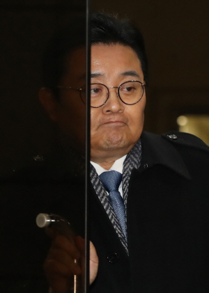 한국e스포츠협회를 통해 롯데홈쇼핑으로부터 수억 원의 뇌물을 챙겼다는 의혹을 받는 전병헌 전 청와대 정무수석이 검찰 조사를 받은 뒤 21일 새벽 서초구 서울중앙지검에서 나와 귀가하고 있다.