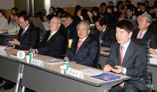 21일 오전 서울 영등포구 여의동 전국경제인연합회관에서 열린 ‘외환위기 극복 20년 특별대담’ 행사장에 현정택(오른쪽부터) 대외경제정책연구원장, 권태신 한국경제연구원장, 이규성 전 재정경제부 장관이 참석, 행사 시작을 기다리고 있다. 김선규 기자 ufokim@