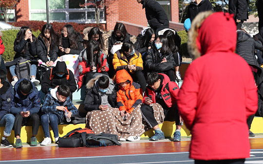 경북 포항시 북구 흥해중학교 운동장에서 학생들이 20일 겨울옷을 두툼하게 차려입고 학교 측 안전점검을 기다리고 있다. 연합뉴스