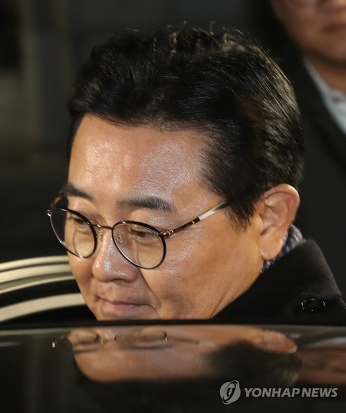 (서울=연합뉴스) 한국e스포츠협회를 통해 롯데홈쇼핑으로부터 수억원의 뇌물을 챙겼다는 의혹을 받는 전병헌 전 청와대 정무수석비서관이 검찰 조사를 받은 뒤 21일 새벽 서울 서초구 서울중앙지검에서 나와 귀가하고 있다.