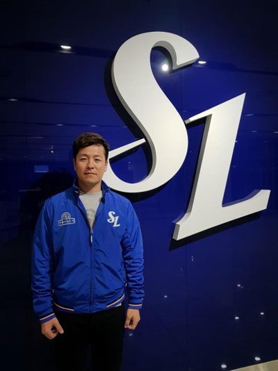 (서울=연합뉴스) FA 포수 강민호가 삼성 라이온즈와 계약한 뒤 기념 촬영을 하고 있다. [삼성 라이온즈 제공]