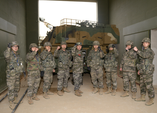 추윤도(가운데) 상사가 경기 김포 해병대 2사단 K-9 자주포 부대 장병들과 북한 도발 분쇄 결의를 다지고 있다. 해병대사령부 제공