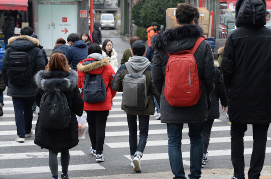 22일 오전 서울 동작구 노량진 학원가에서 취업준비생들이 학원 수업시간을 맞추기 위해 발길을 재촉하고 있다.