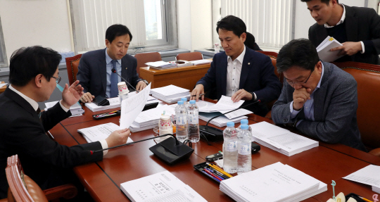 금태섭(왼쪽 두 번째) 국회 법제사법위원회 법안심사 제1소위원장이 21일 국회 소회의실에서 고위공직자범죄수사처(공수처) 설치 및 운영에 관한 법률을 논의하고 있다.