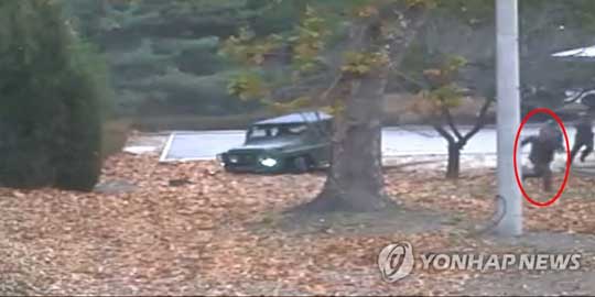 (서울=연합뉴스) 지난 13일 판문점 공동경비구역(JSA)에서 귀순 북한 병사가 지프 차량에서 내려 북한 군의 총격을 맞으며 남쪽으로 달리고 있다. 유엔군 사령부는 22일 최근 판문점공동경비구역(JSA)을 통해 귀순한 북한 병사의 당시 총격 상황을 담은 CCTV를 공개했다. [유엔군사령부 제공=연합뉴스]