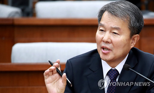 (서울=연합뉴스) 이진성 헌법재판소장 후보자가 22일 오전 국회 본청에서 열린 헌법재판소장 후보자 인사청문회에 출석해 질의에 답하고 있다.