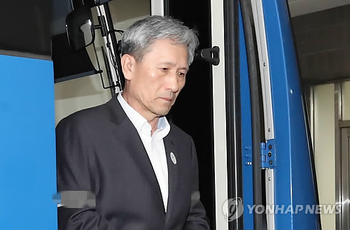 (서울=연합뉴스) 이명박 정부 시절 군 사이버사의 정치개입 온라인 여론조작 활동을 지시하고 이에 관여한 혐의(군형법상 정치관여 및 직권남용)로 구속된 김관진 전 국방부 장관이 구속 뒤 첫 조사를 받기 위해 13일 오전 서울 서초구 서울중앙지검에서 호송차에서 내려 조사실로 향하고 있다.