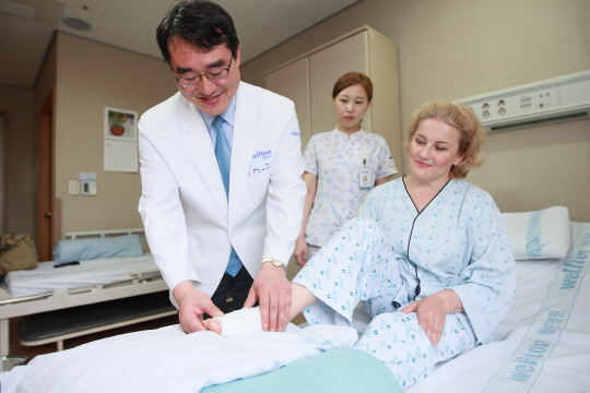 최근 서울 강서구 의료관광특구 내 한 병원에서 의사가 발목 관절을 다친 외국인 환자의 다리를 살펴보며 진료하고 있다.  서울 강서구청 제공