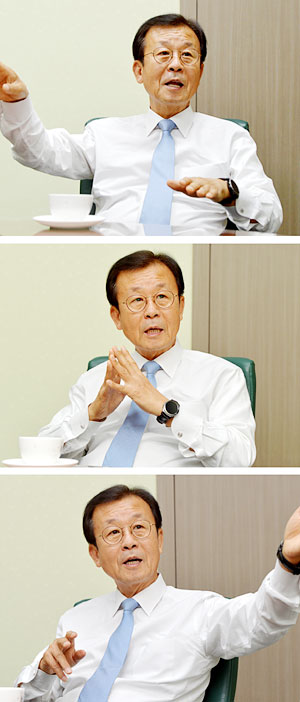 원혜영 국회 정치개혁특별위원회 위원장이 지난 15일 국회 의원회관에서 문화일보와 파워 인터뷰를 가지면서 선거구제 개편의 의미와 개헌 추진의 중요성을 설명하고 있다. 원 위원장은 “국회 내에 정치적 다양성을 확보해 협치 기반을 만드는 게 진정한 민주주의의 진전”이라고 역설했다.  김낙중 기자 sanjoong@